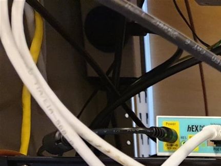 Den lilla switchen är inkommande nät. Under den sitter en låda som bl a innehåller datorn och interfacet för repeaterlogiken. Underst sitter ett MikroTik RouterBoard.
