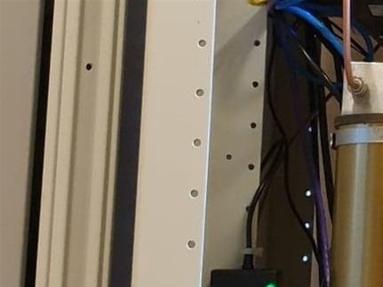I förgrunden syns mottagarfiltren. Endast de två till vänster är inkopplade. Ett går som notch och ett är ett bandpassfilter. De sändarfilter som skymtar i bakgrunden behövs inte. Vi har ju separerade antenner för sändare och mottagare.